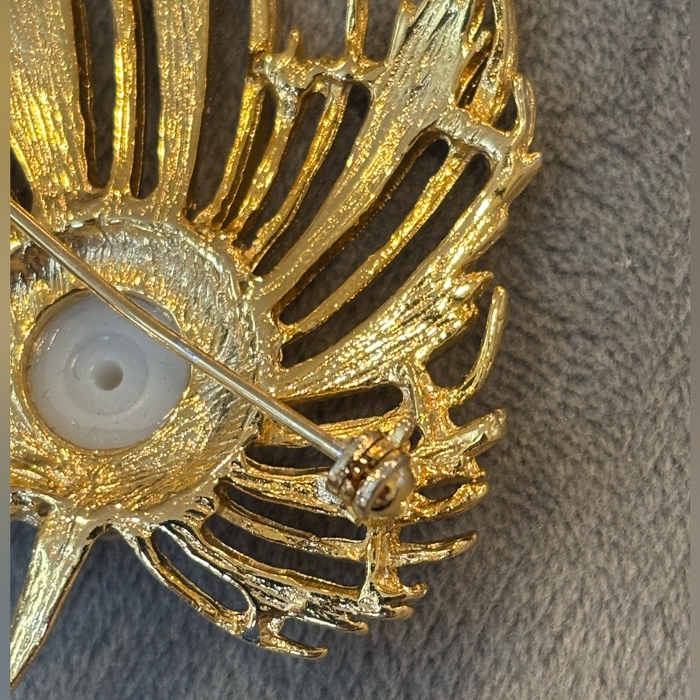 Vintage Gold Leaf Brooch with Faux-Pearl Accent and Perfect Back Pin Clasp/Lock - Picture 4 of 5